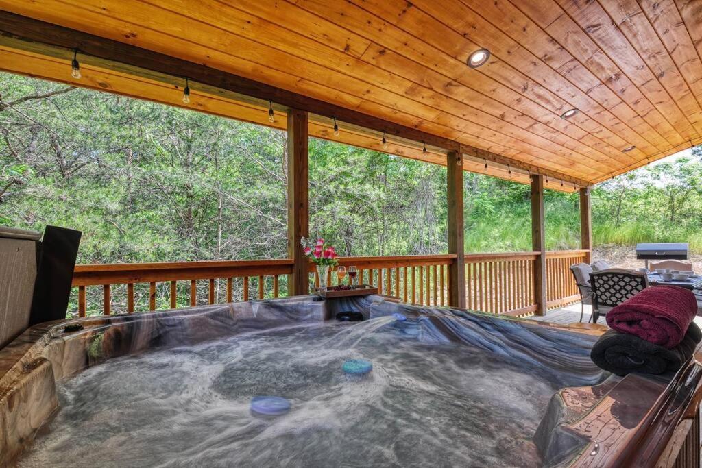 Adventure Retreat/Cabin/Pool+Hot Tub/Game Room+Theater Sevierville Kültér fotó